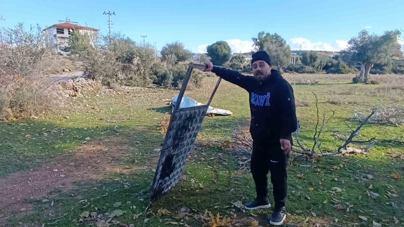 Antalya’daki hortum anı kamerada: Konteynerler savruldu, araç gitmekte zorlandı
Antalya’daki hortum anı kamerada: Konteynerler savruldu, araç gitmekte zorlandı