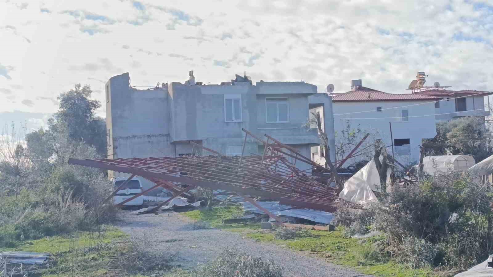 Antalya’daki hortum anı kamerada: Konteynerler savruldu, araç gitmekte zorlandı
Antalya’daki hortum anı kamerada: Konteynerler savruldu, araç gitmekte zorlandı