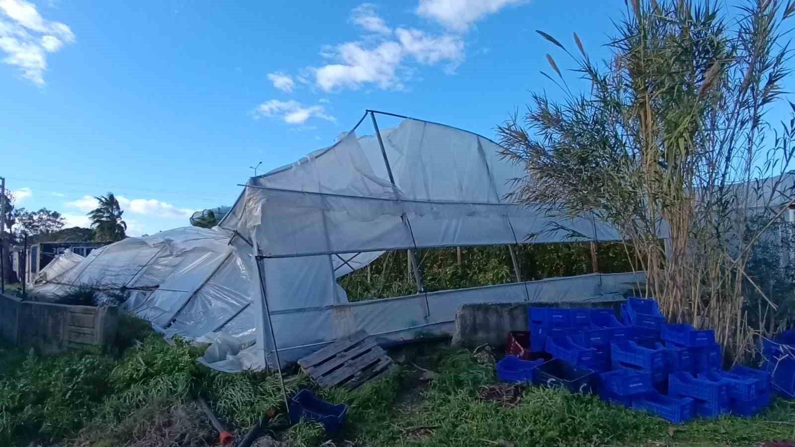 Antalya’daki hortum anı kamerada: Konteynerler savruldu, araç gitmekte zorlandı
Antalya’daki hortum anı kamerada: Konteynerler savruldu, araç gitmekte zorlandı