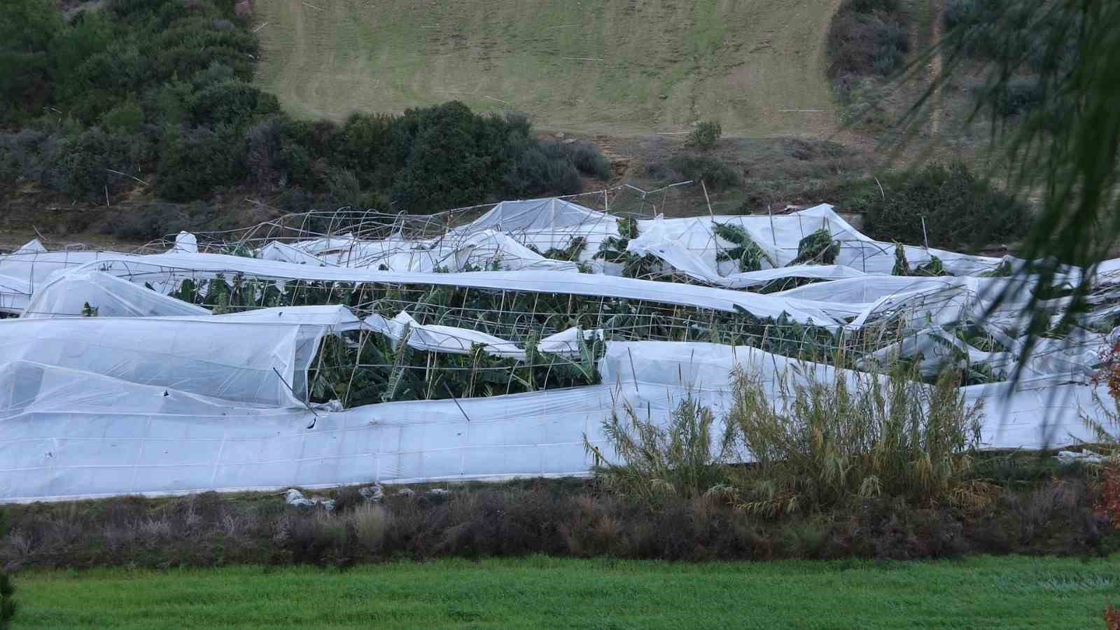 Antalya’daki hortum anı kamerada: Konteynerler savruldu, araç gitmekte zorlandı
Antalya’daki hortum anı kamerada: Konteynerler savruldu, araç gitmekte zorlandı