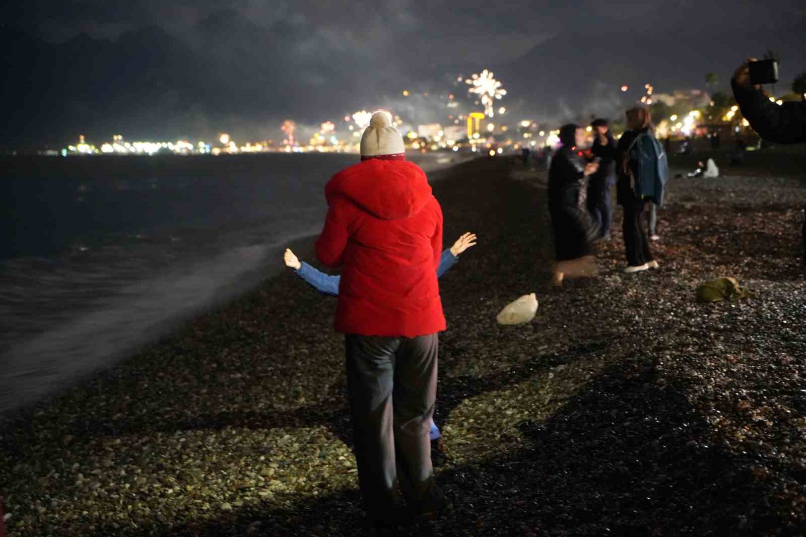 Antalya’de ritüel bozulmadı, deniz tutkunları 2026’ya da denizde girdi

