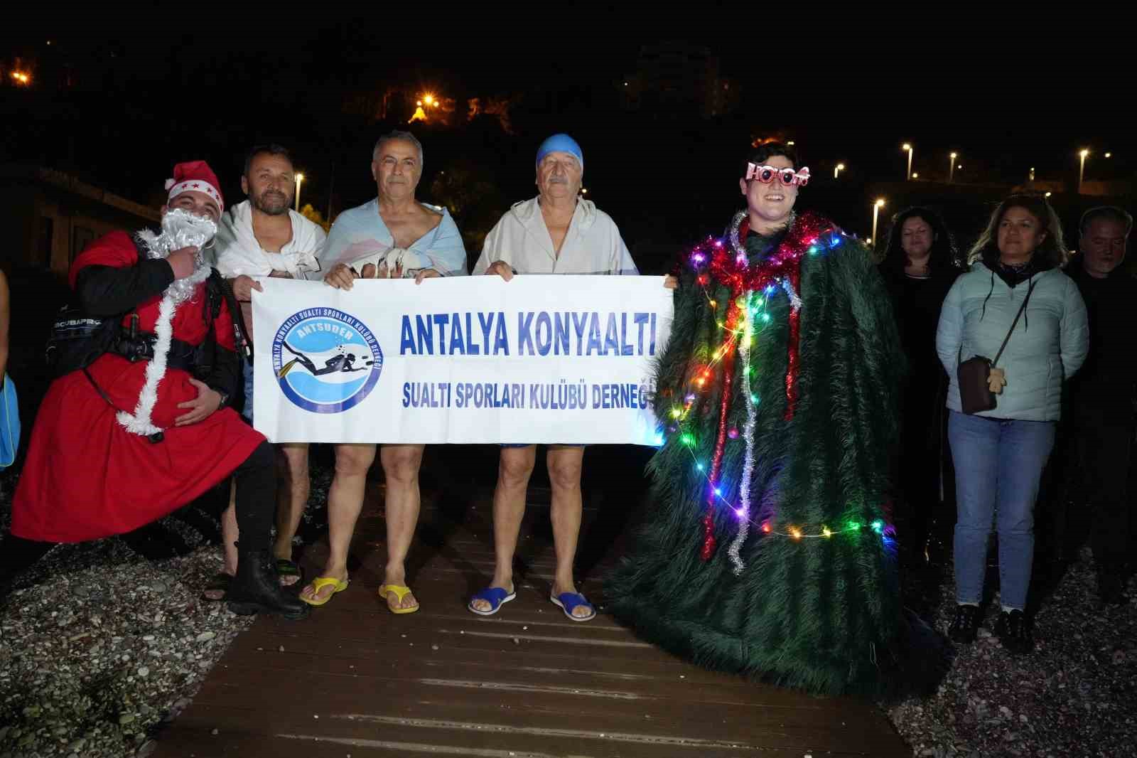 Antalya’de ritüel bozulmadı, deniz tutkunları 2026’ya da denizde girdi
