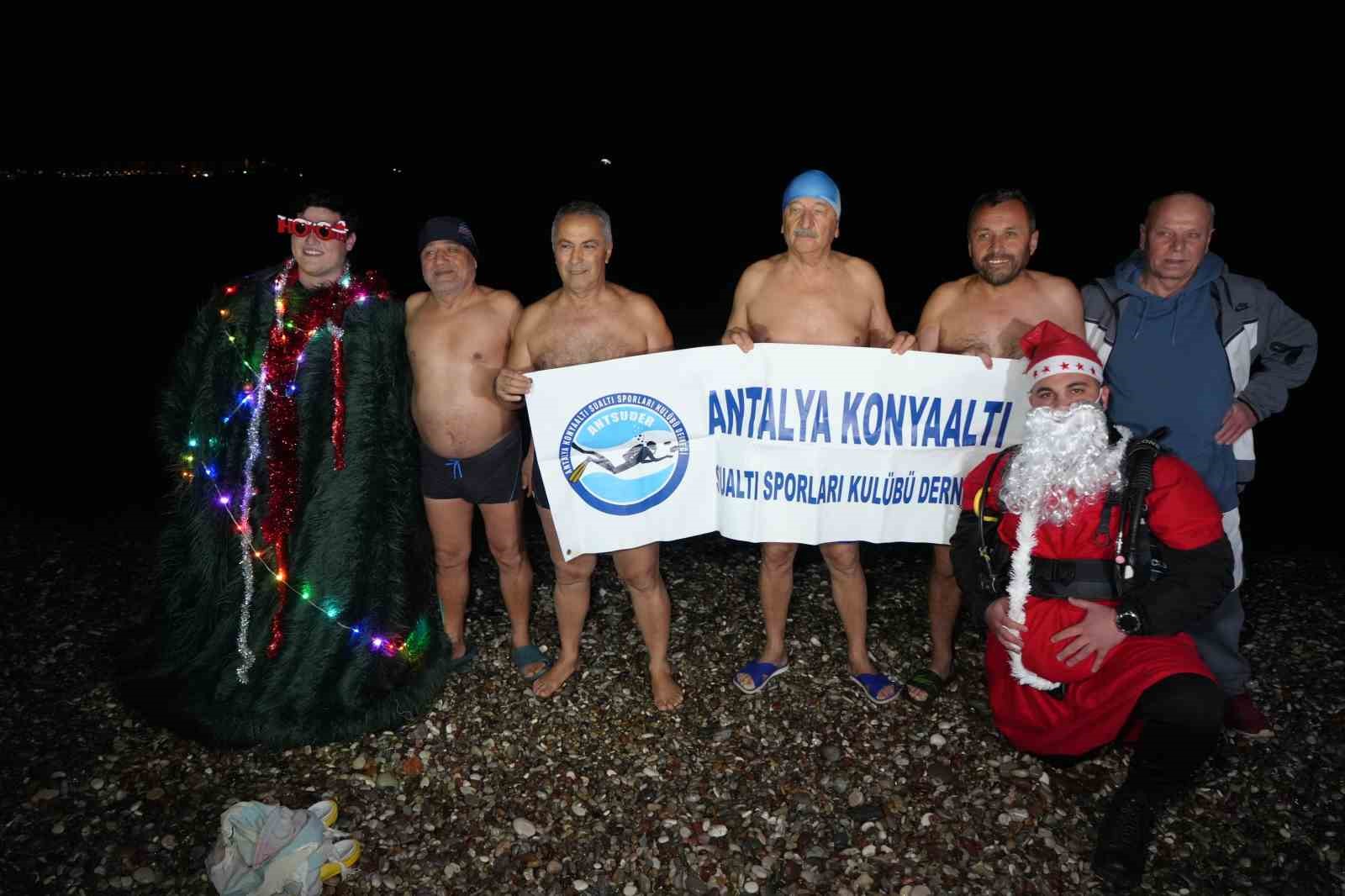 Antalya’de ritüel bozulmadı, deniz tutkunları 2026’ya da denizde girdi
