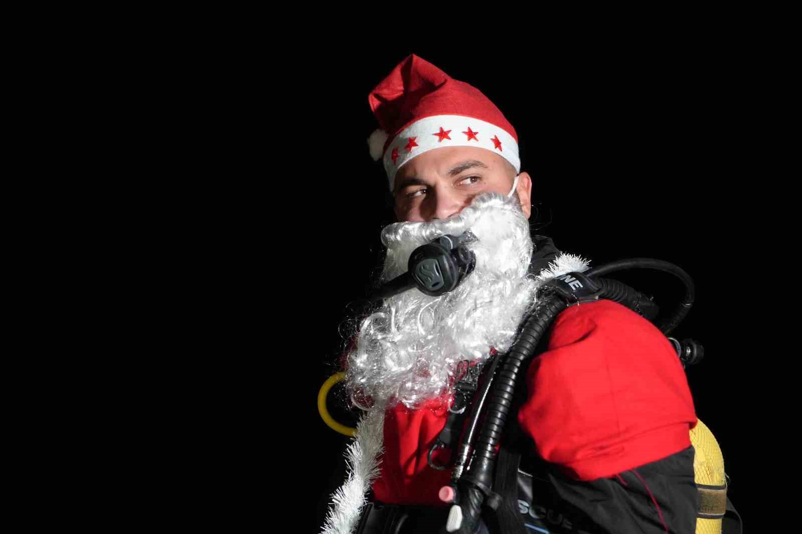 Antalya’de ritüel bozulmadı, deniz tutkunları 2026’ya da denizde girdi
