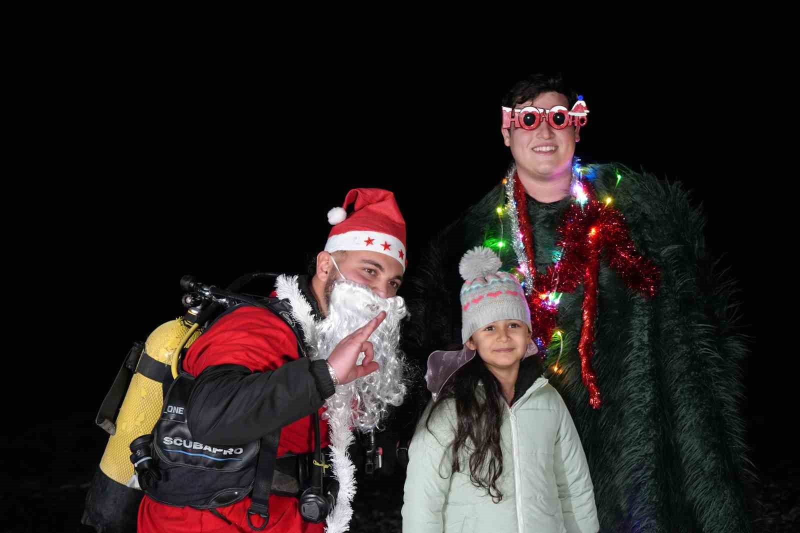 Antalya’de ritüel bozulmadı, deniz tutkunları 2026’ya da denizde girdi
