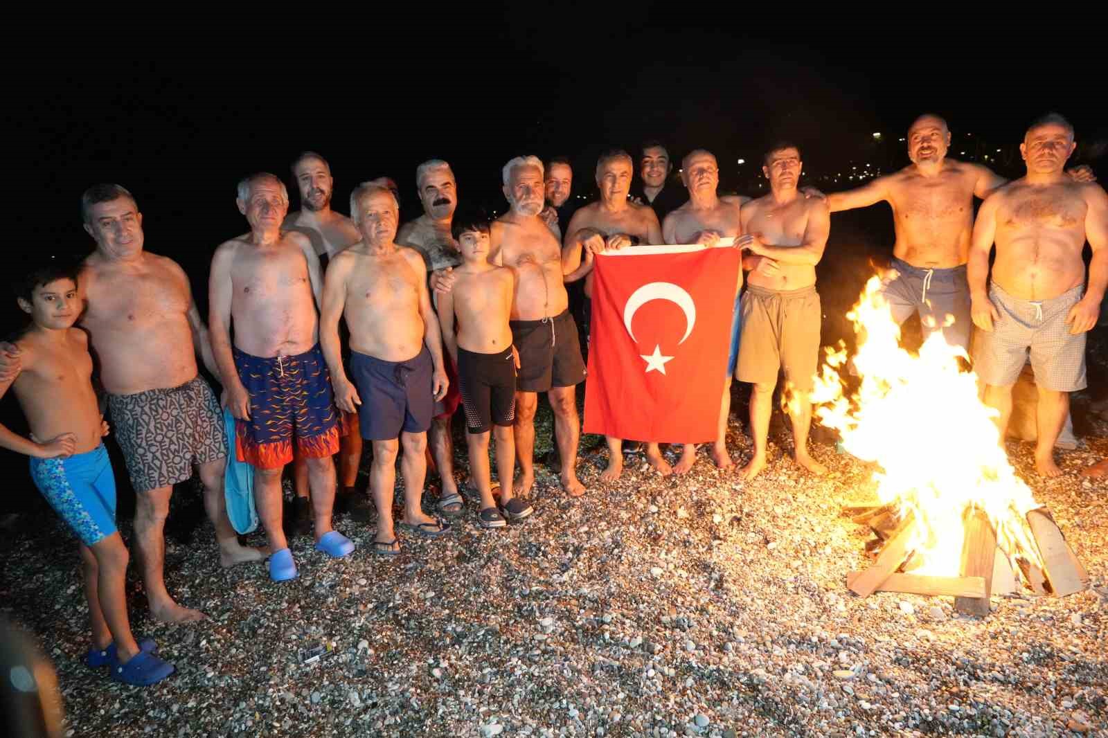 Antalya’de ritüel bozulmadı, deniz tutkunları 2026’ya da denizde girdi
