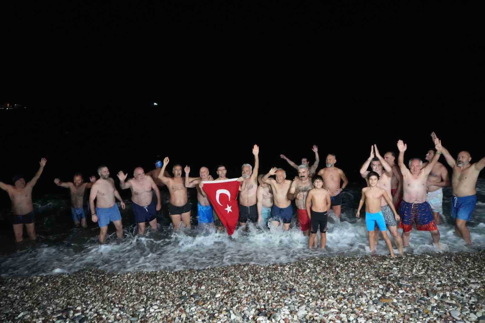 Antalya’de ritüel bozulmadı, deniz tutkunları 2026’ya da denizde girdi
