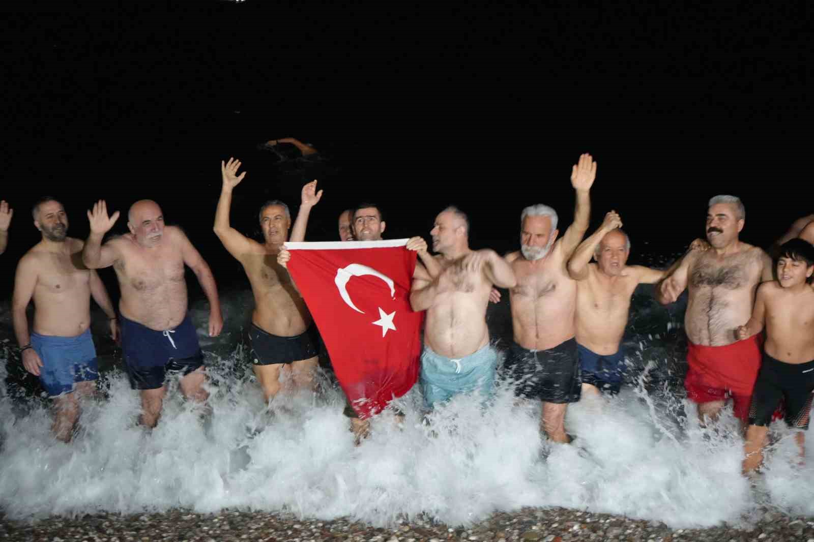 Antalya’de ritüel bozulmadı, deniz tutkunları 2026’ya da denizde girdi
