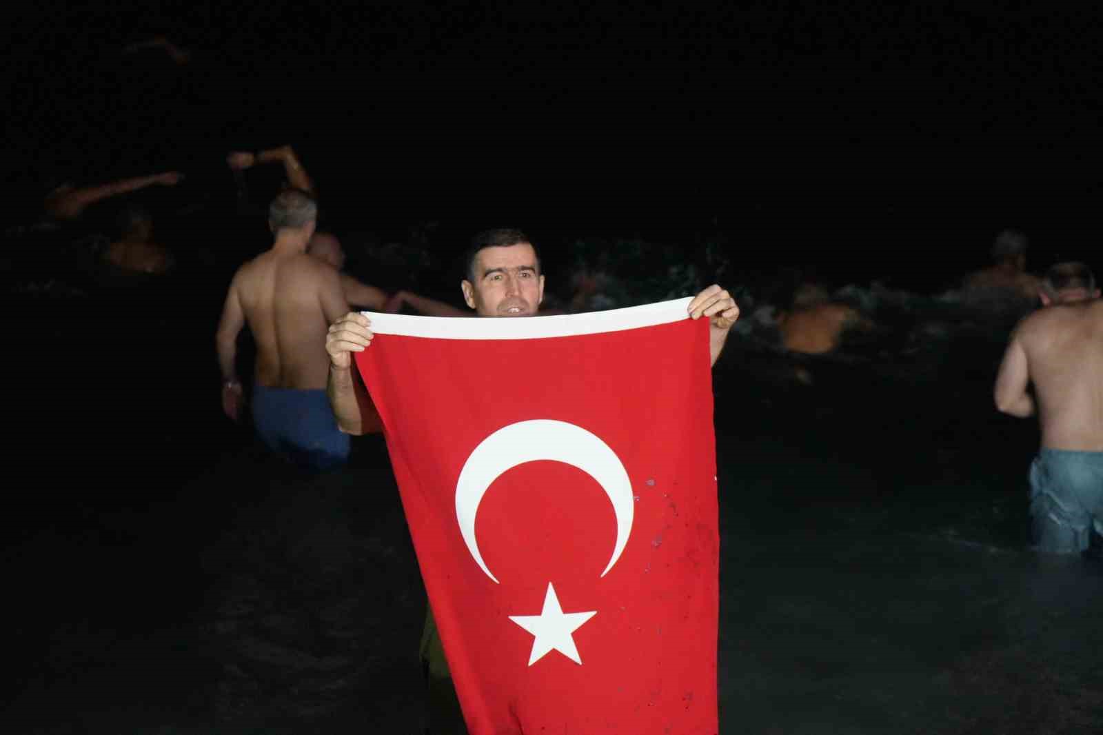 Antalya’de ritüel bozulmadı, deniz tutkunları 2026’ya da denizde girdi
