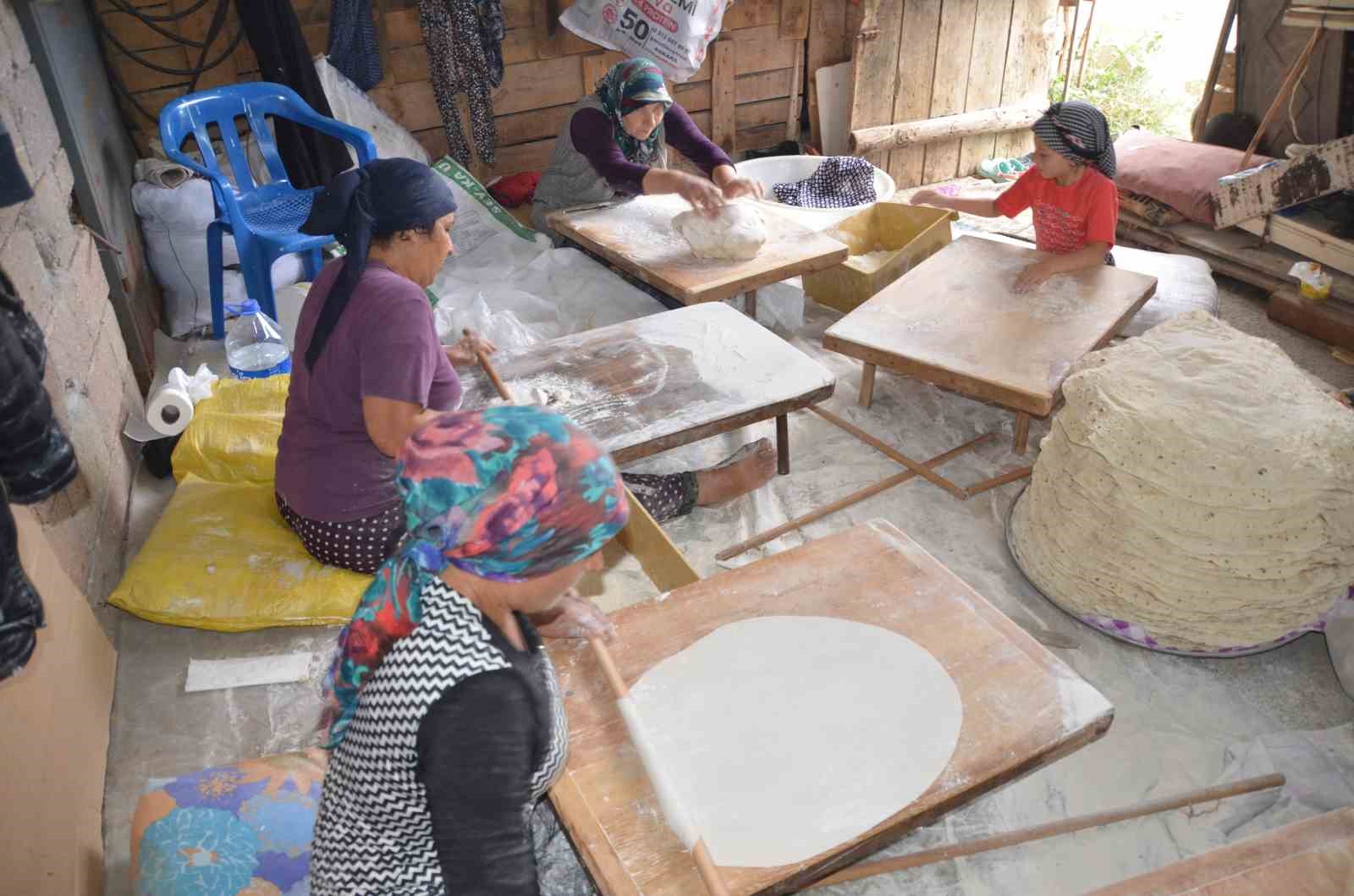 Antalyalı kadınların imece usulü yufka ekmek mesaisi
Antalyalı kadınların imece usulü yufka ekmek mesaisi