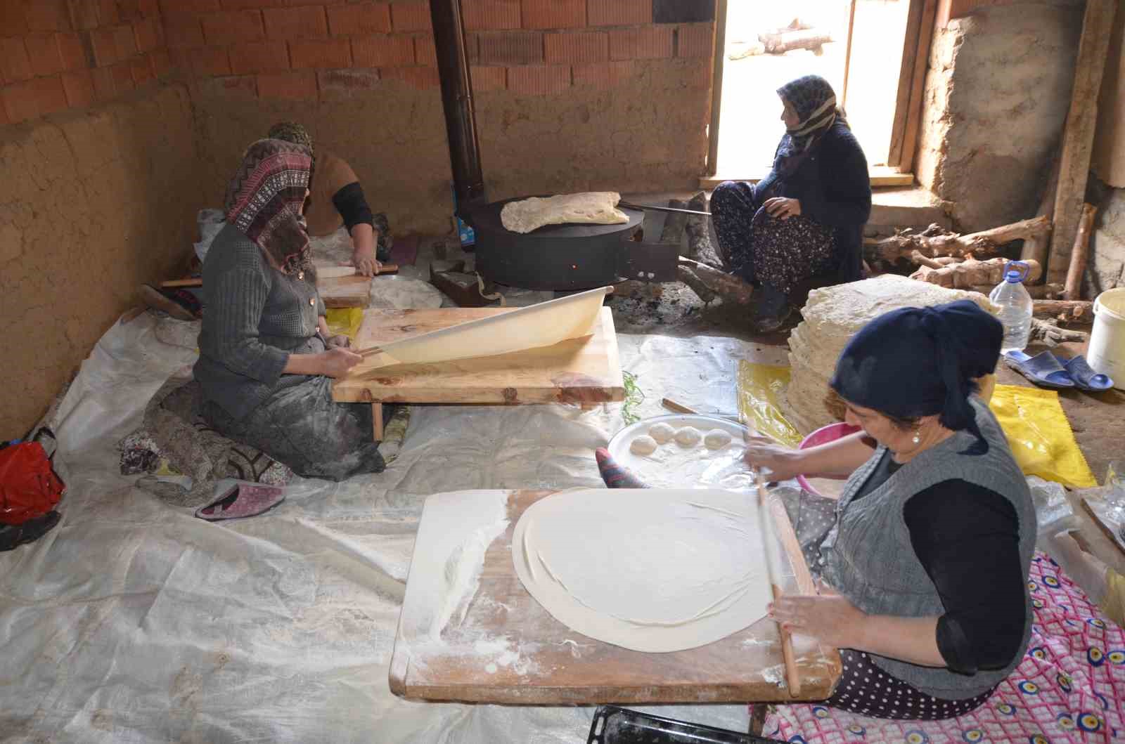 Antalyalı kadınların imece usulü yufka ekmek mesaisi
Antalyalı kadınların imece usulü yufka ekmek mesaisi