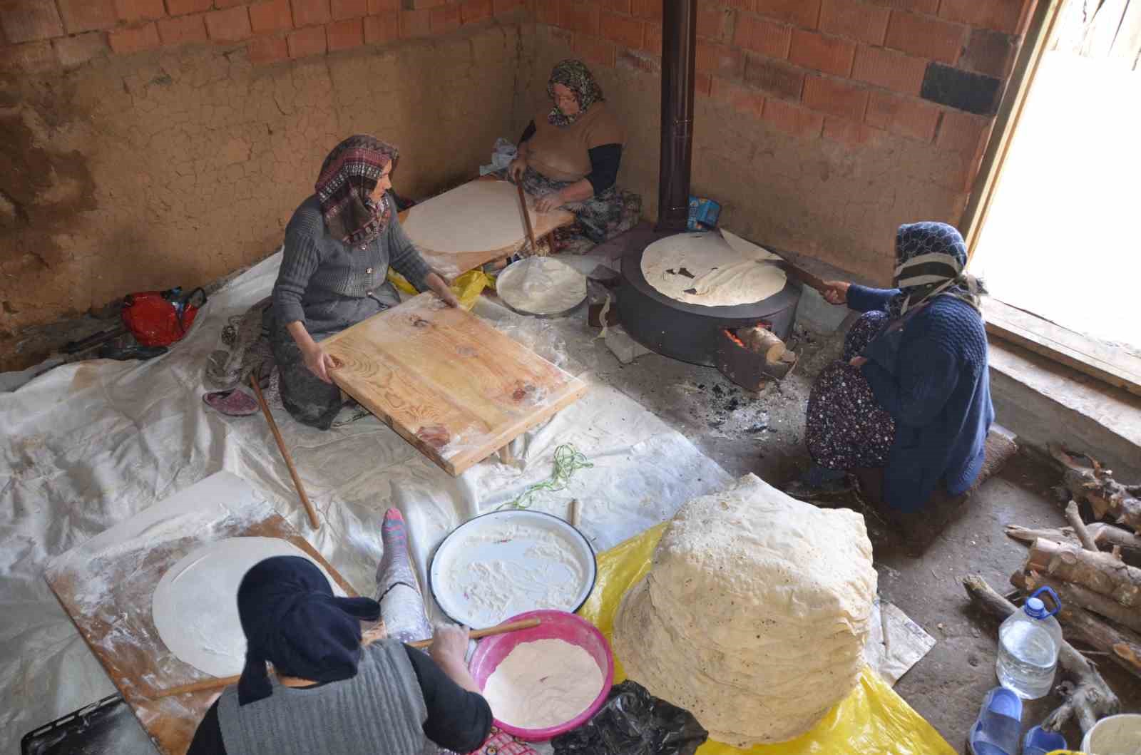 Antalyalı kadınların imece usulü yufka ekmek mesaisi
Antalyalı kadınların imece usulü yufka ekmek mesaisi