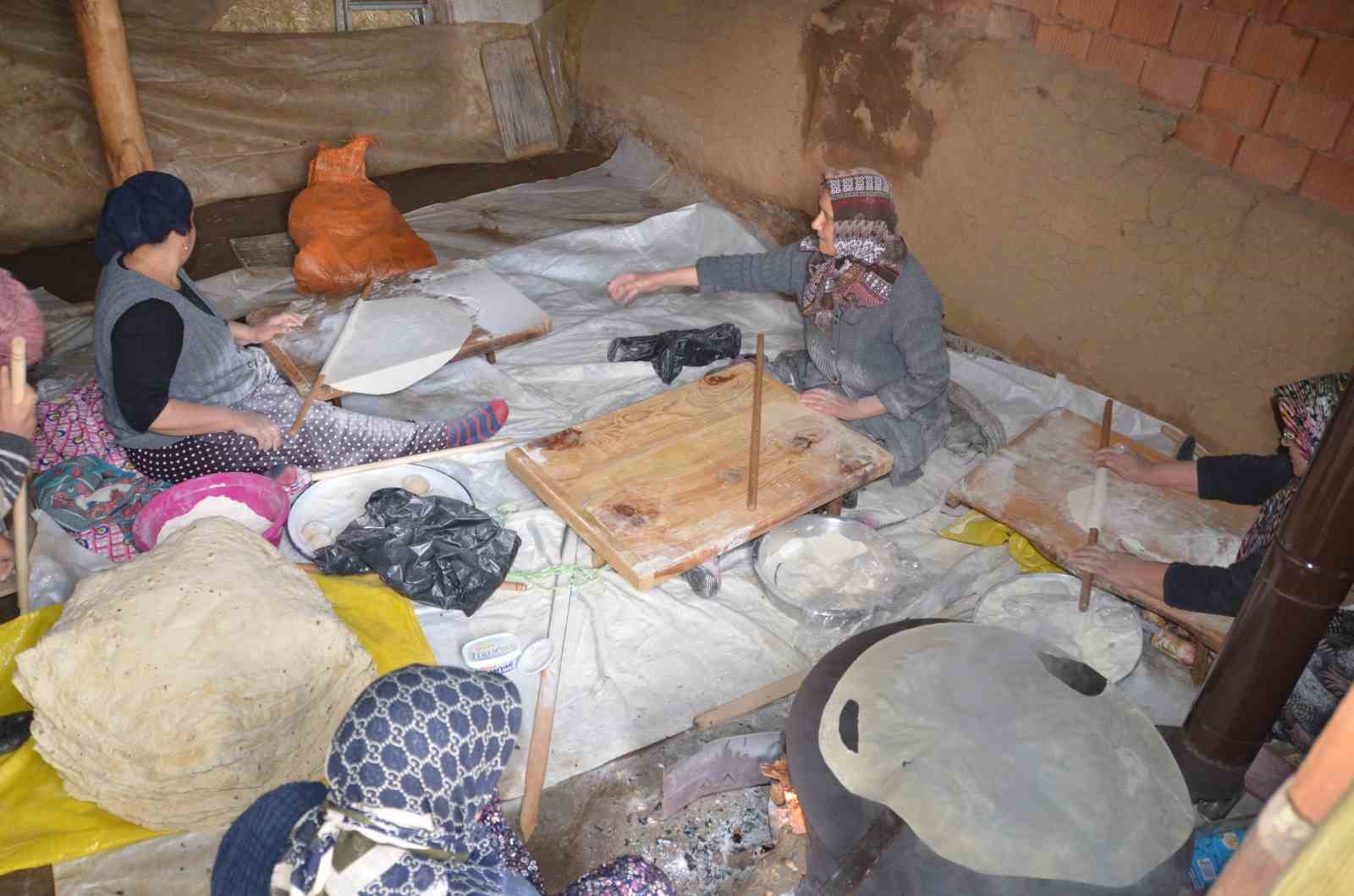 Antalyalı kadınların imece usulü yufka ekmek mesaisi
Antalyalı kadınların imece usulü yufka ekmek mesaisi