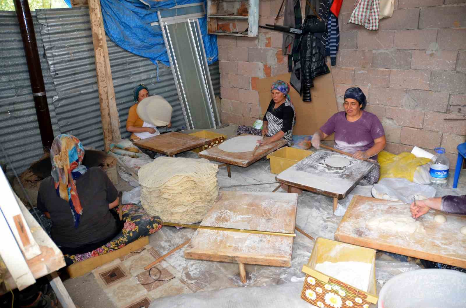 Antalyalı kadınların imece usulü yufka ekmek mesaisi
Antalyalı kadınların imece usulü yufka ekmek mesaisi