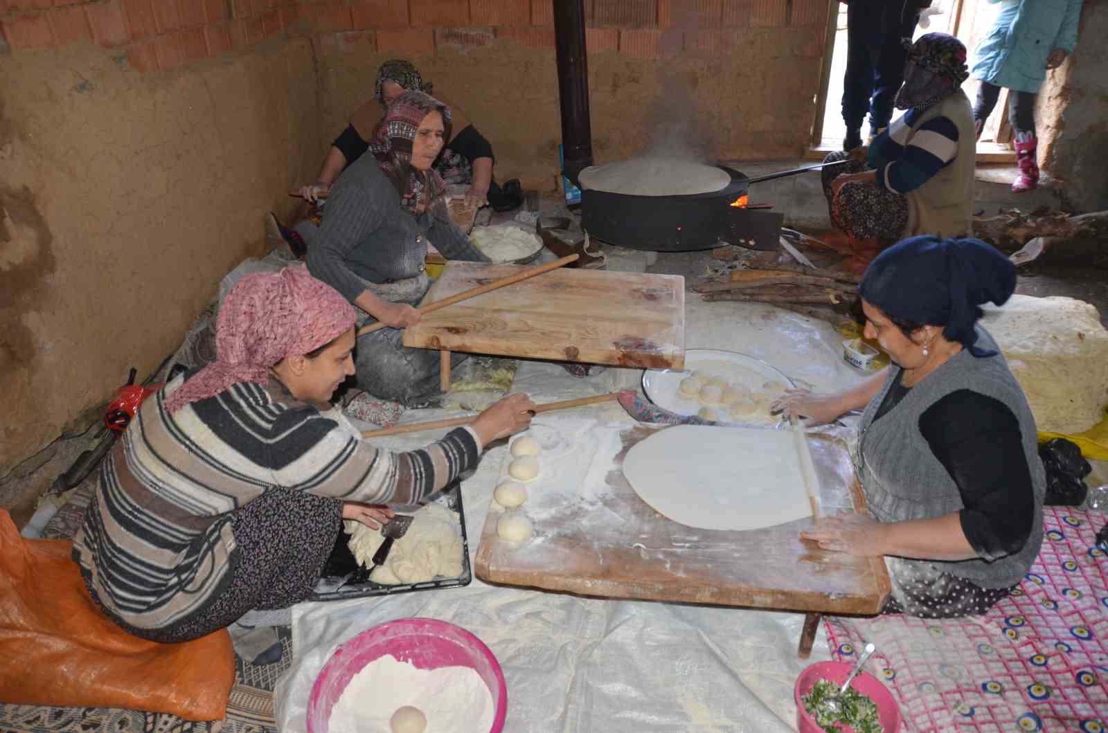 Antalyalı kadınların imece usulü yufka ekmek mesaisi
Antalyalı kadınların imece usulü yufka ekmek mesaisi