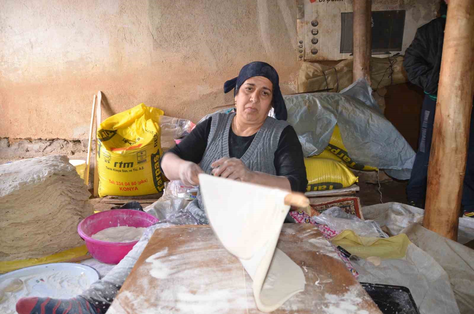 Antalyalı kadınların imece usulü yufka ekmek mesaisi
Antalyalı kadınların imece usulü yufka ekmek mesaisi