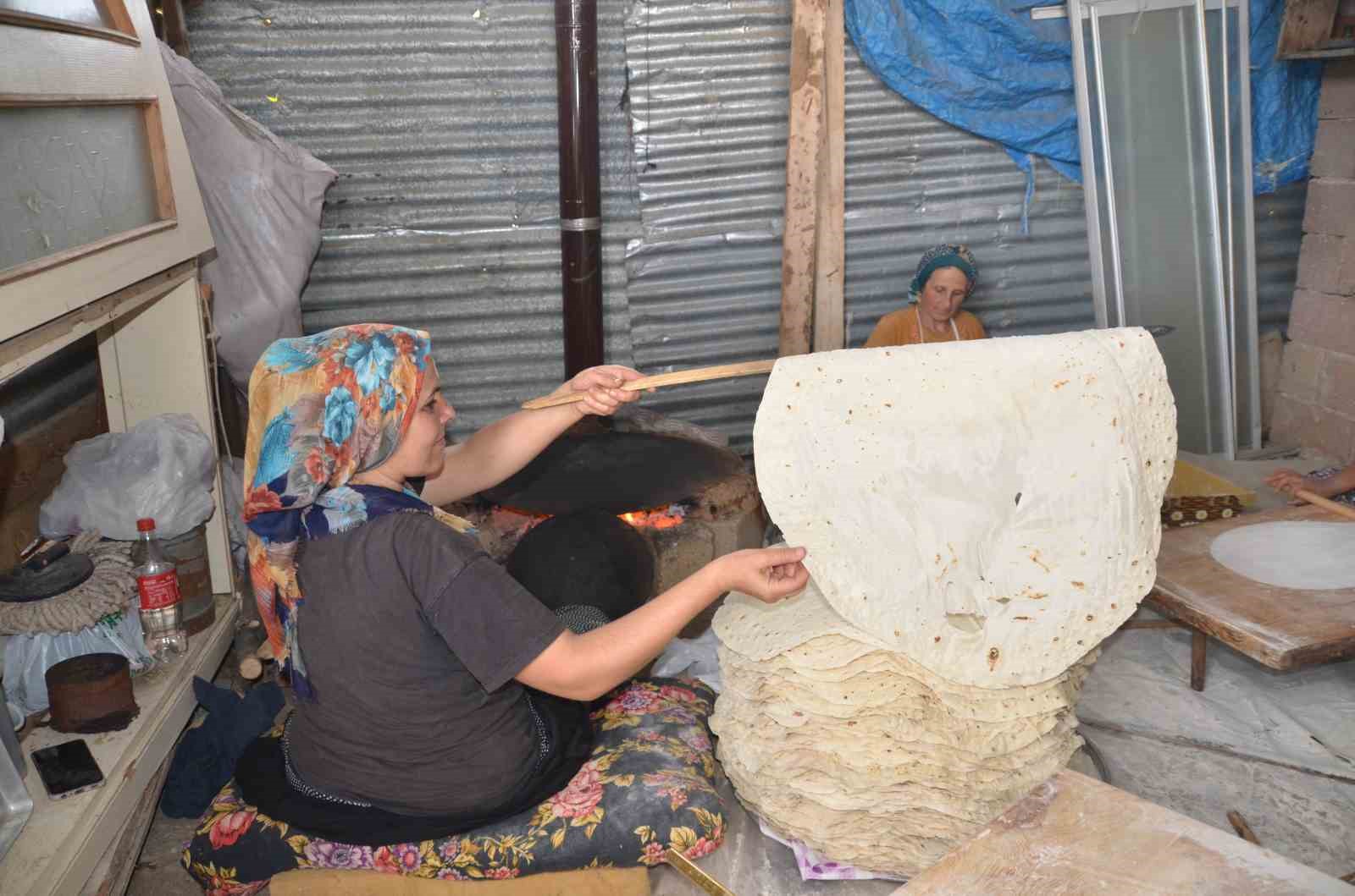 Antalyalı kadınların imece usulü yufka ekmek mesaisi
Antalyalı kadınların imece usulü yufka ekmek mesaisi