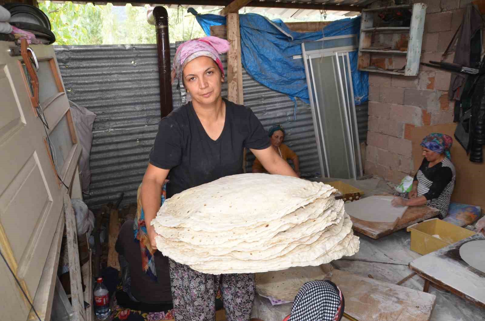 Antalyalı kadınların imece usulü yufka ekmek mesaisi
Antalyalı kadınların imece usulü yufka ekmek mesaisi