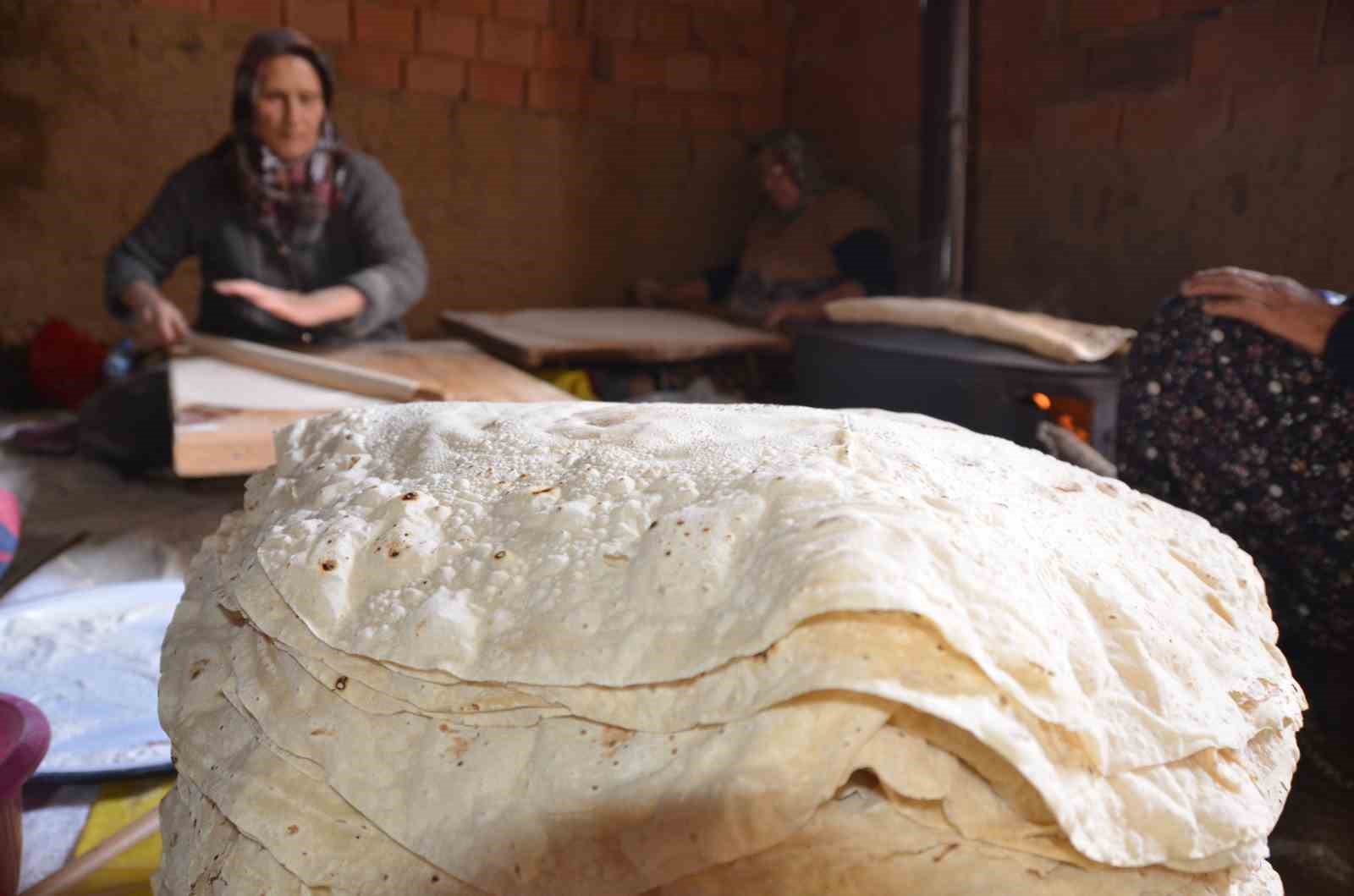 Antalyalı kadınların imece usulü yufka ekmek mesaisi
Antalyalı kadınların imece usulü yufka ekmek mesaisi