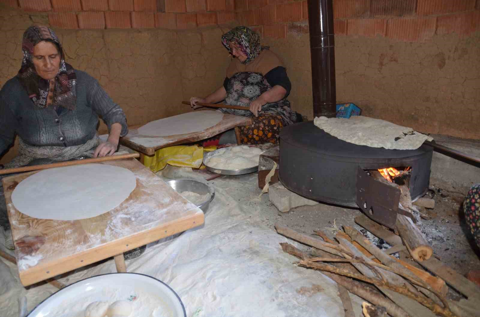 Antalyalı kadınların imece usulü yufka ekmek mesaisi
Antalyalı kadınların imece usulü yufka ekmek mesaisi