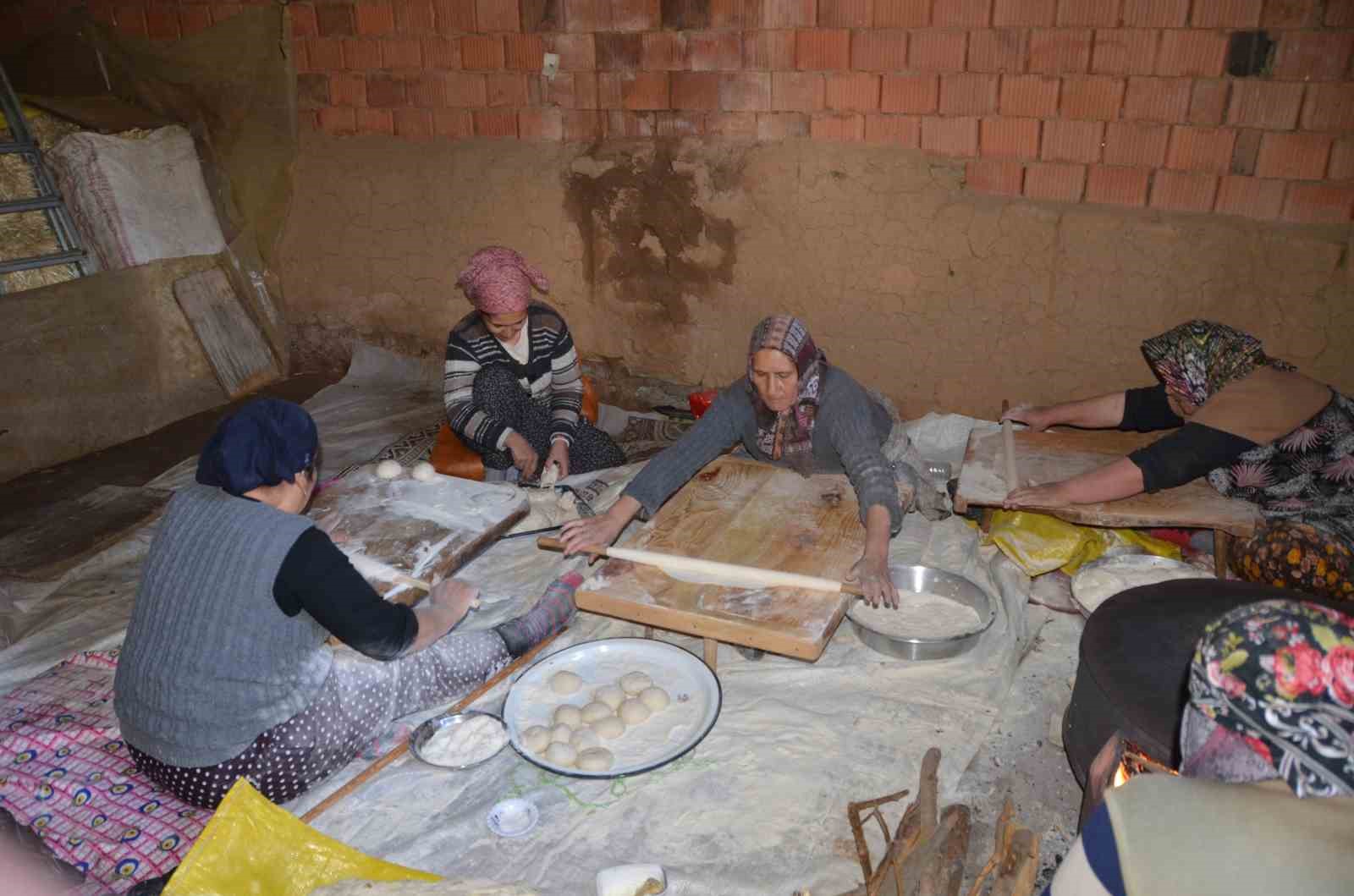 Antalyalı kadınların imece usulü yufka ekmek mesaisi
Antalyalı kadınların imece usulü yufka ekmek mesaisi