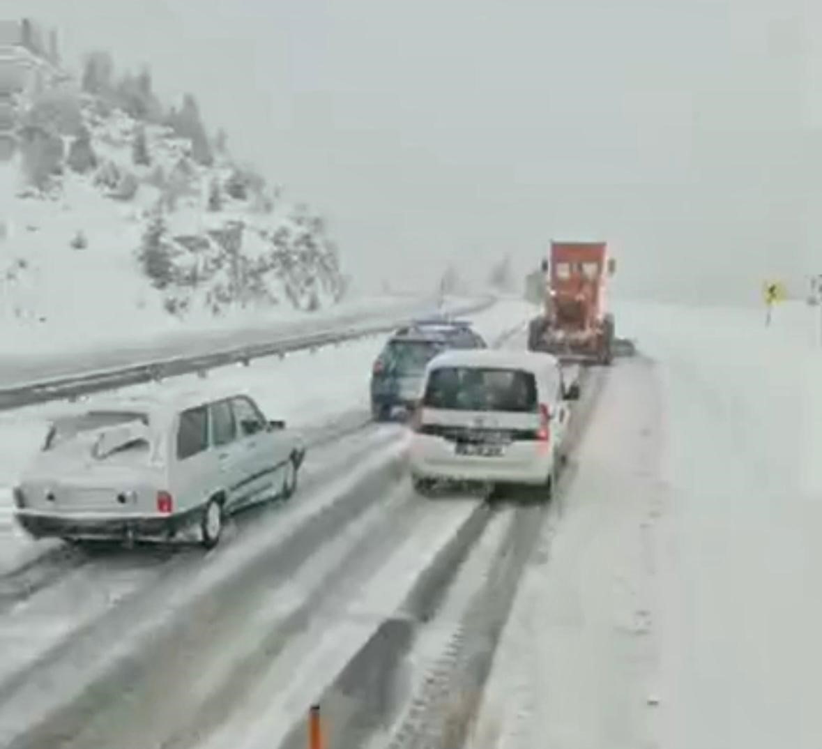 Antalya’nın bin 825 rakımlı Alacabel mevkiinde kar yağışı başladı
