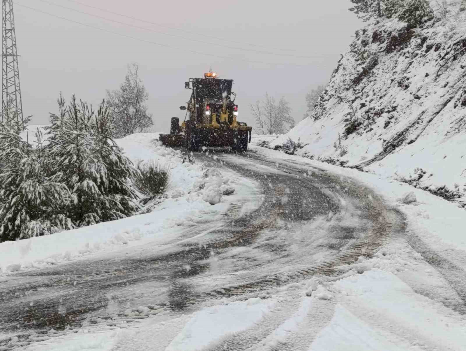 Antalya’nın yüksek kesimlerinde karla mücadele çalışması
