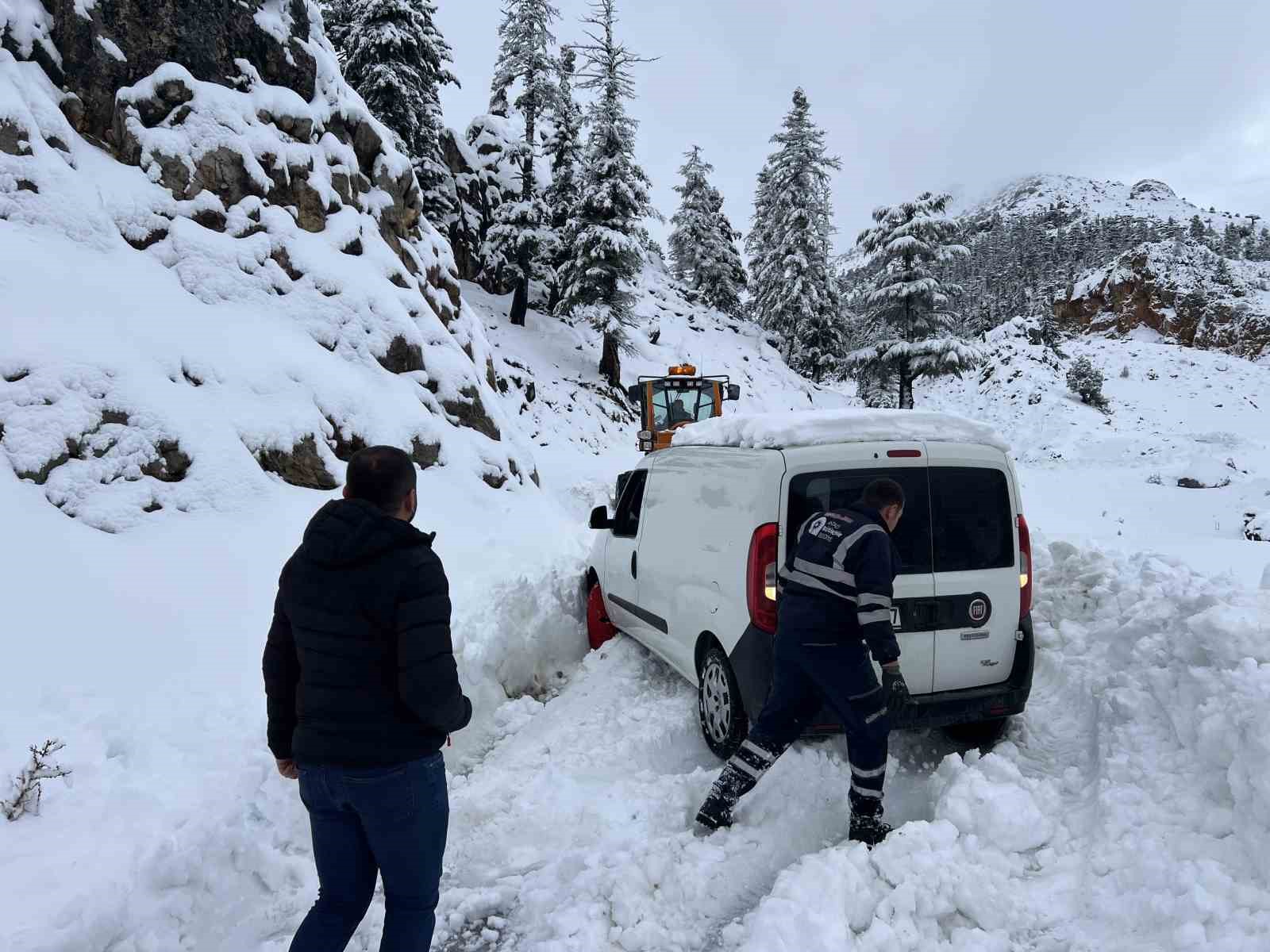 Antalya’nın yüksek kesimlerinde karla mücadele çalışması
