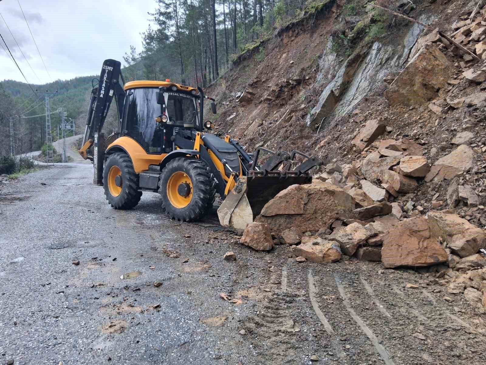 Antalya’nın yüksek kesimlerinde karla mücadele çalışması
