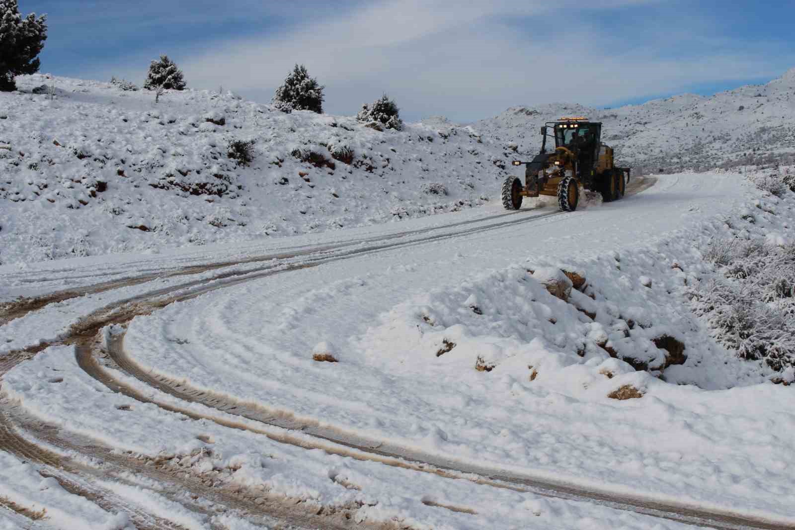 Antalya’nın yüksek kesimlerinde karla mücadele çalışması
