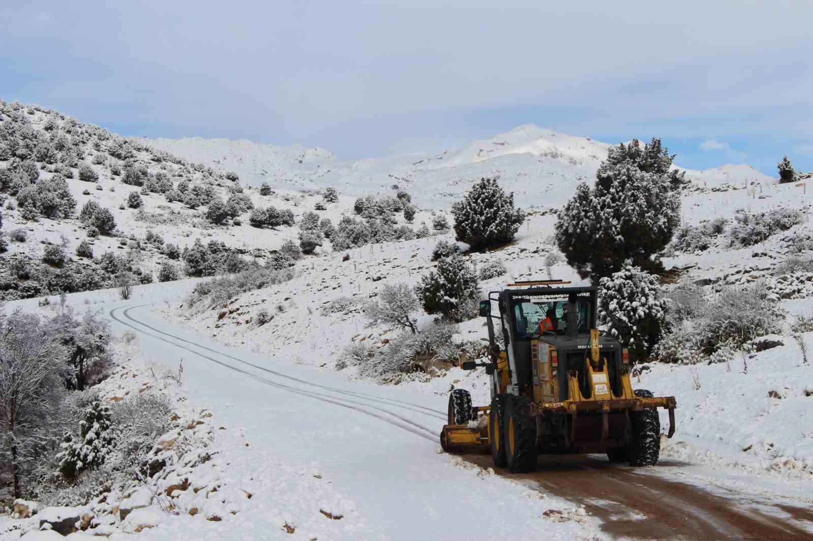 Antalya’nın yüksek kesimlerinde karla mücadele çalışması
