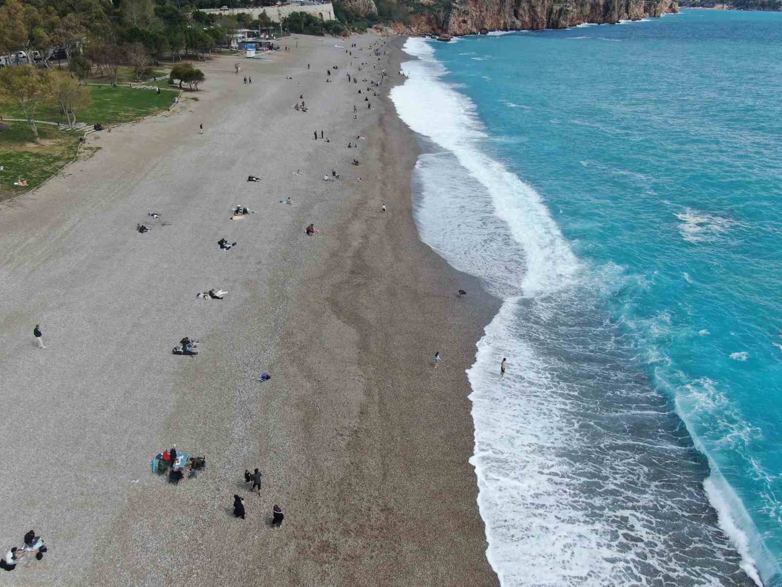 Antalya’nın yüksek kesimlerinde karla mücadele, sahilinde deniz keyfi
