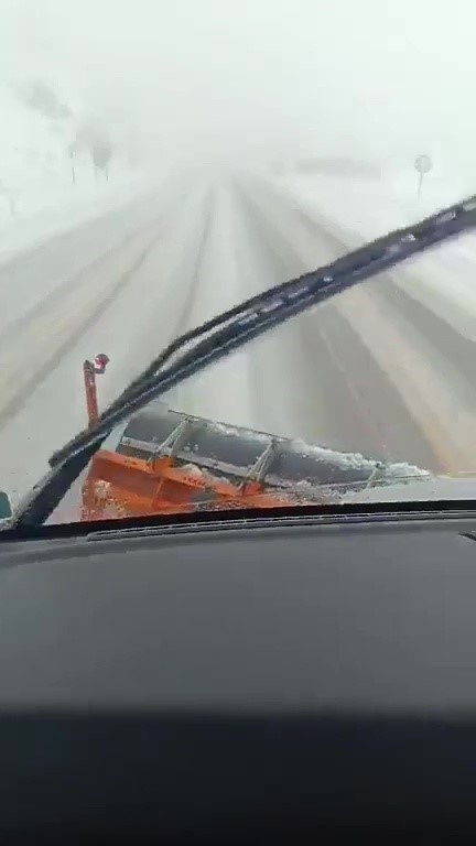 Antalya’nın yüksek kesimlerinde karla mücadele, sahilinde deniz keyfi
