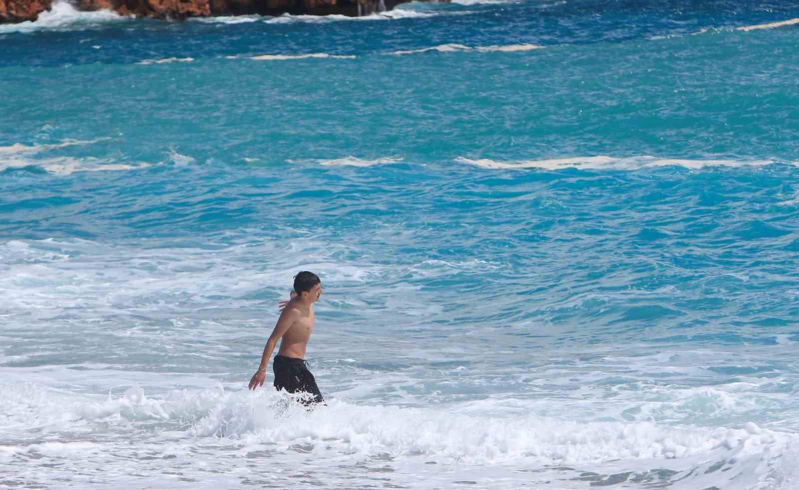 Antalya’nın yüksek kesimlerinde karla mücadele, sahilinde deniz keyfi
