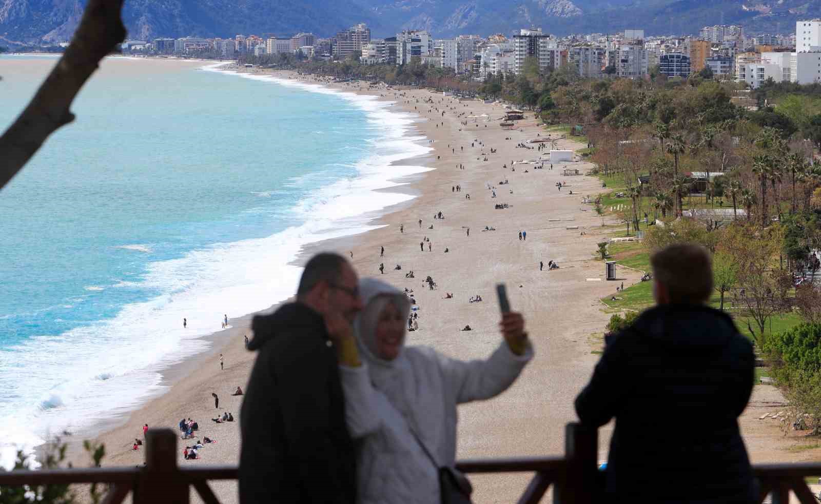 Antalya’nın yüksek kesimlerinde karla mücadele, sahilinde deniz keyfi
