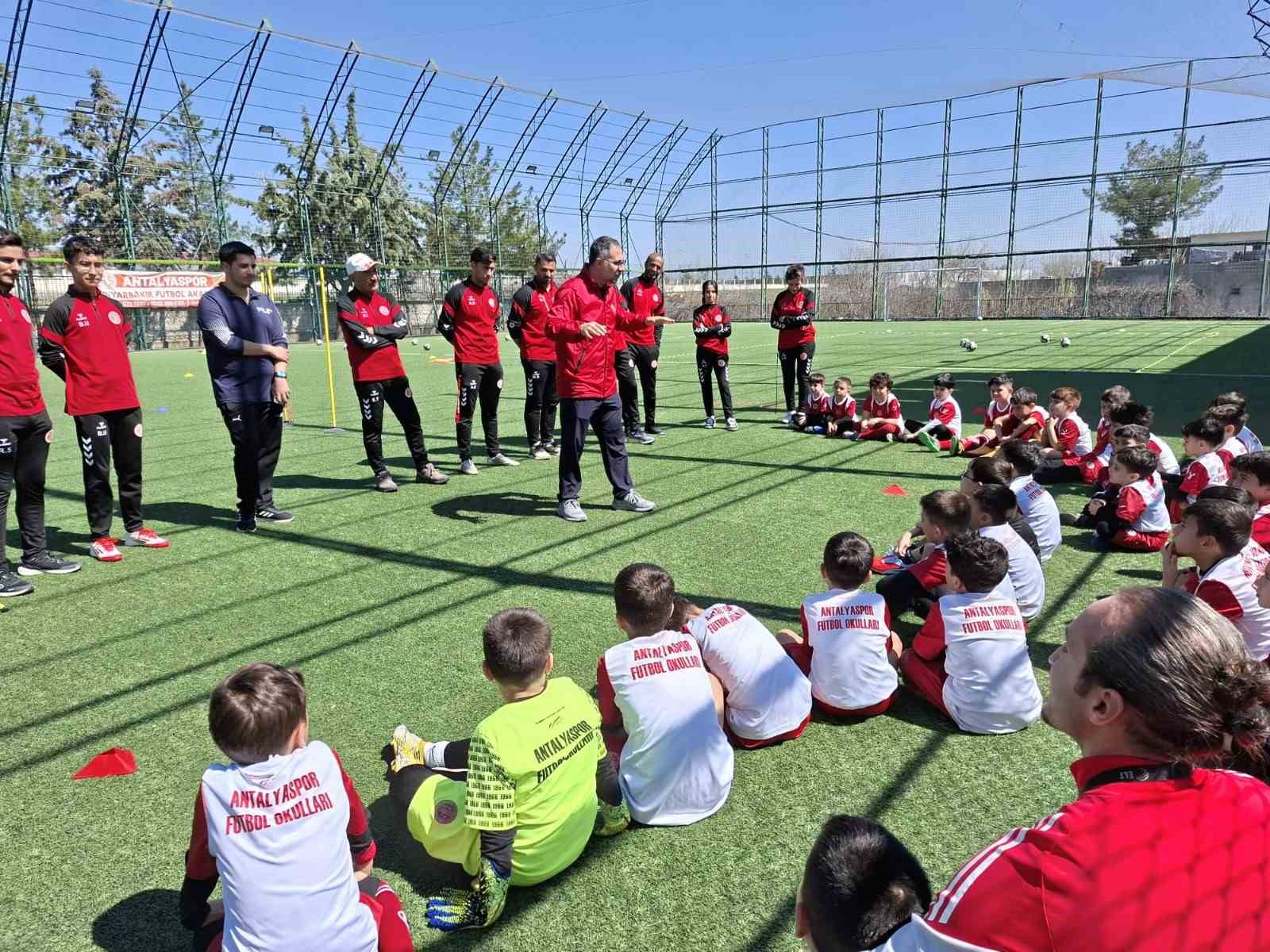 Antalyaspor Diyarbakır Futbol Akademisinden çocuklara sağlık atölyesi
