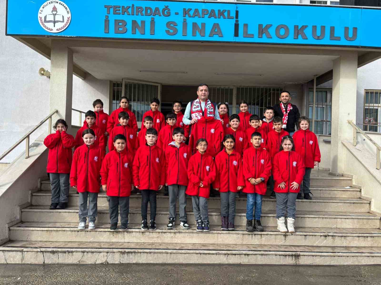 Antalyaspor’dan, Kapaklı’daki öğrencilere hediye
