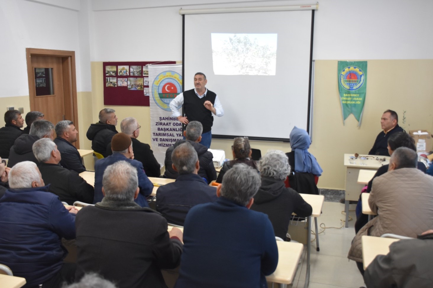 Antep fıstığı ve zeytin üreticilerine budama eğitimi
Antep fıstığı ve zeytin üreticilerine budama eğitimi