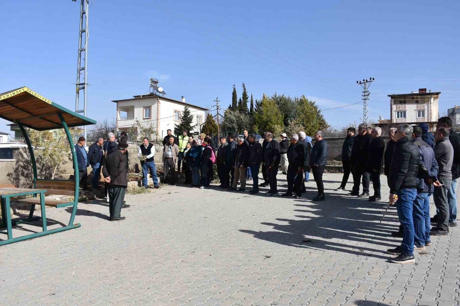 Antep fıstığı ve zeytin üreticilerine budama eğitimi
Antep fıstığı ve zeytin üreticilerine budama eğitimi