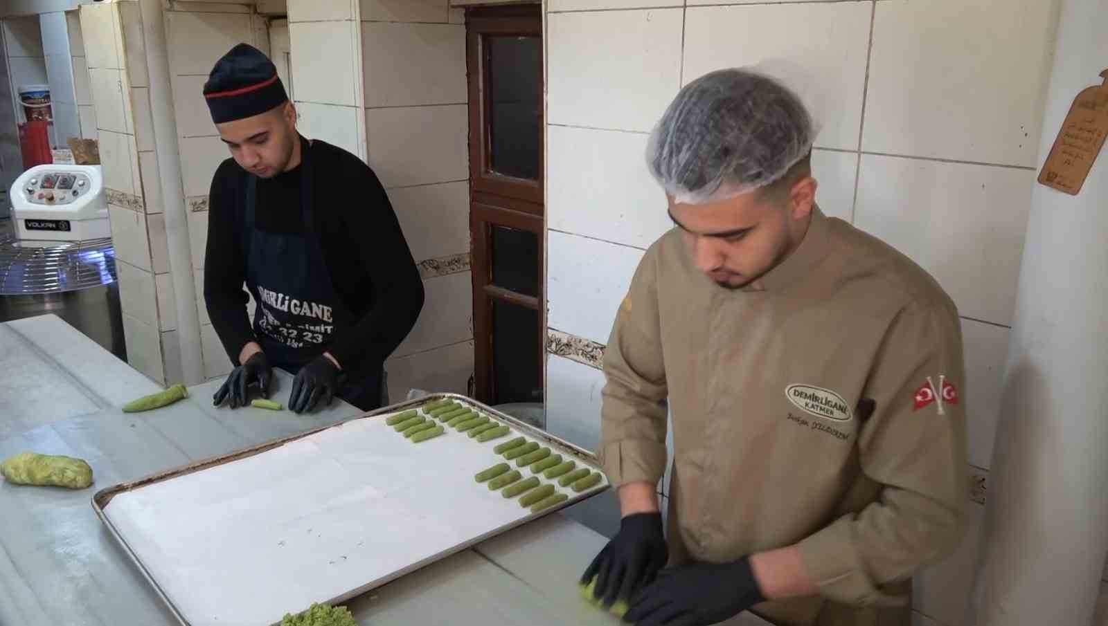 Antep fıstıklı kurabiye bayramda damakları tatlandıracak
