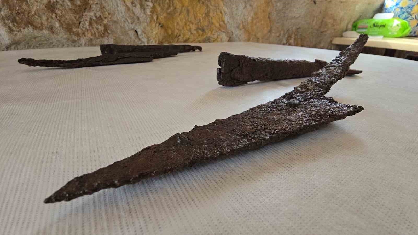 Antik kazıda 1500 yıllık bıçak seti bulundu
