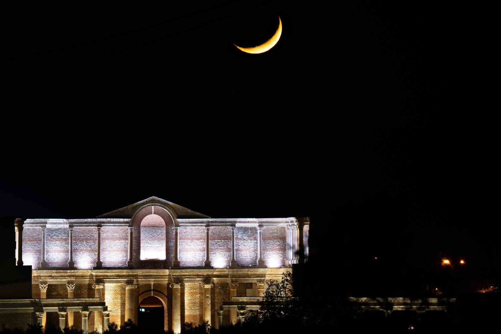 Antik kentte görsel şölen: Hilal, Gymnasium ile aynı karede
