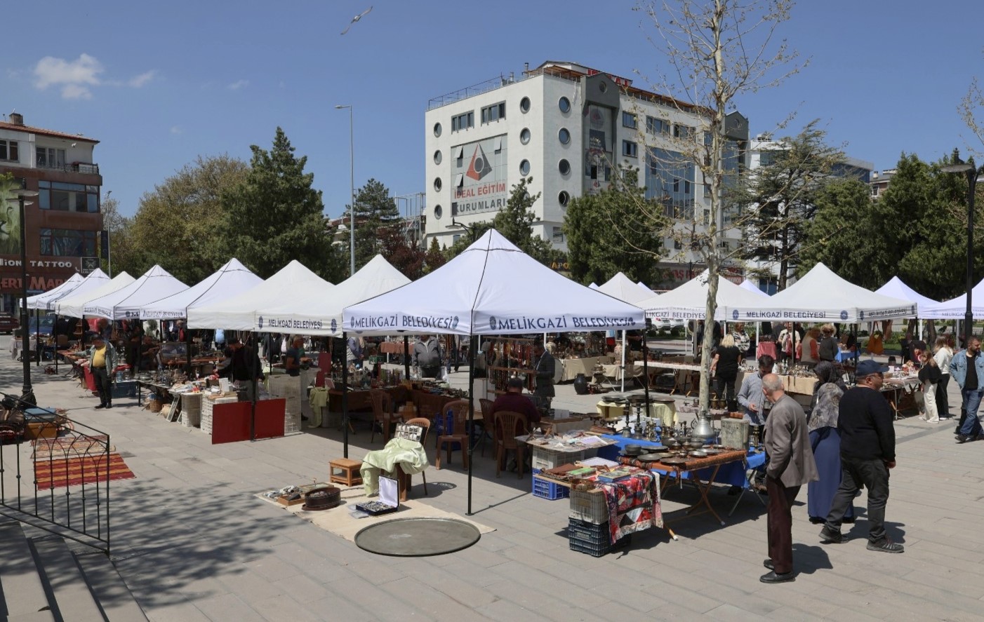 Antika Pazarı koleksiyonerleri bir araya geldi
