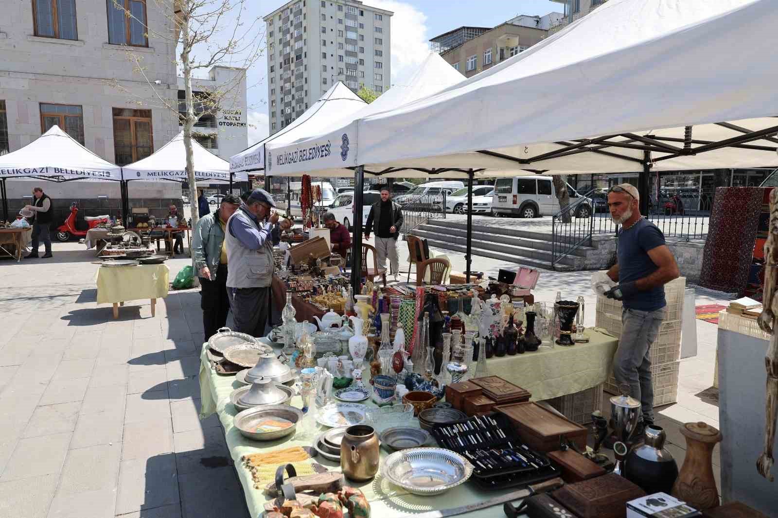 Antika Pazarı koleksiyonerleri bir araya geldi
