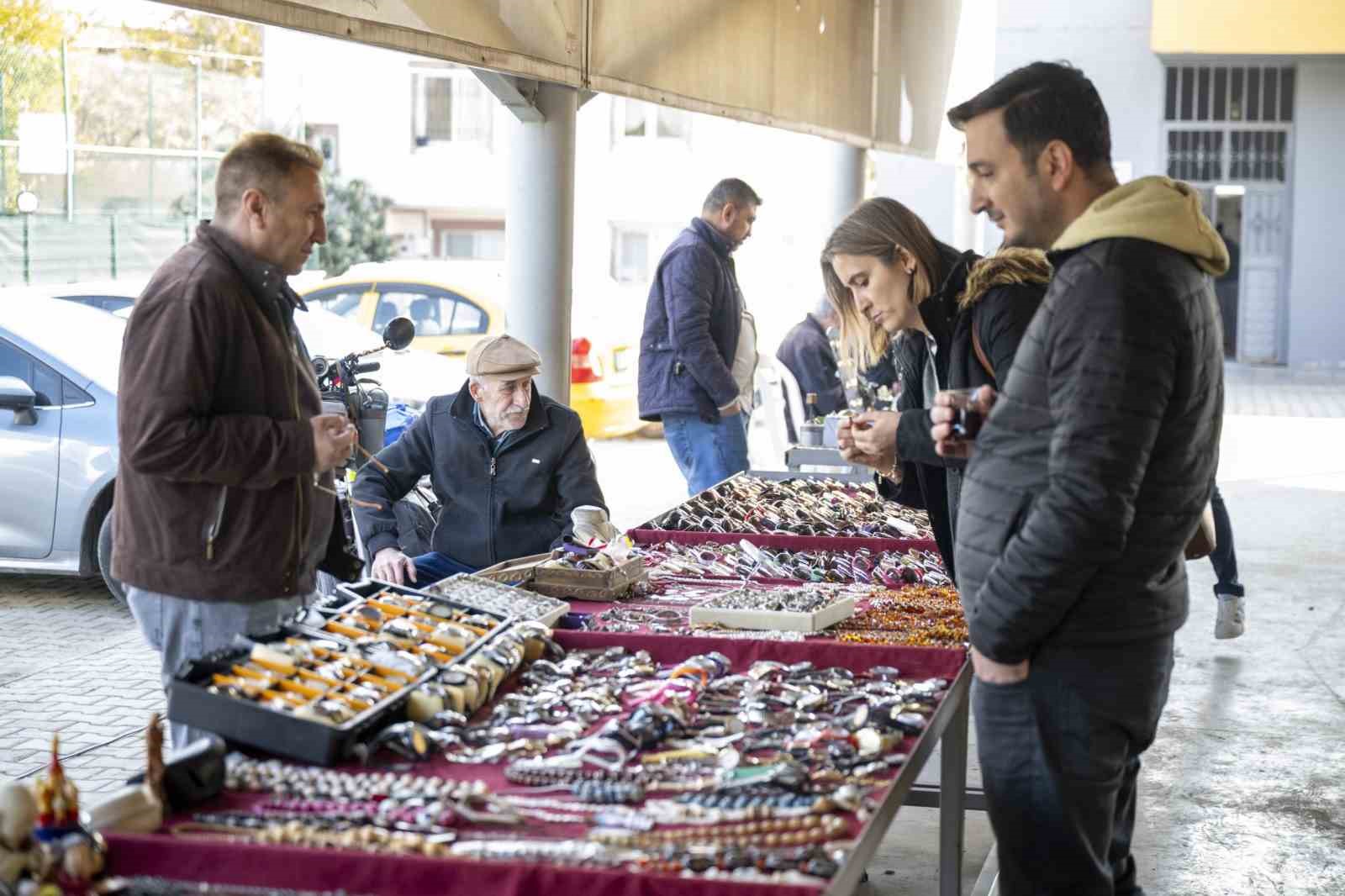 Antika pazarı, Mersin’de nostalji tutkunlarını buluşturuyor
Antika pazarı, Mersin’de nostalji tutkunlarını buluşturuyor