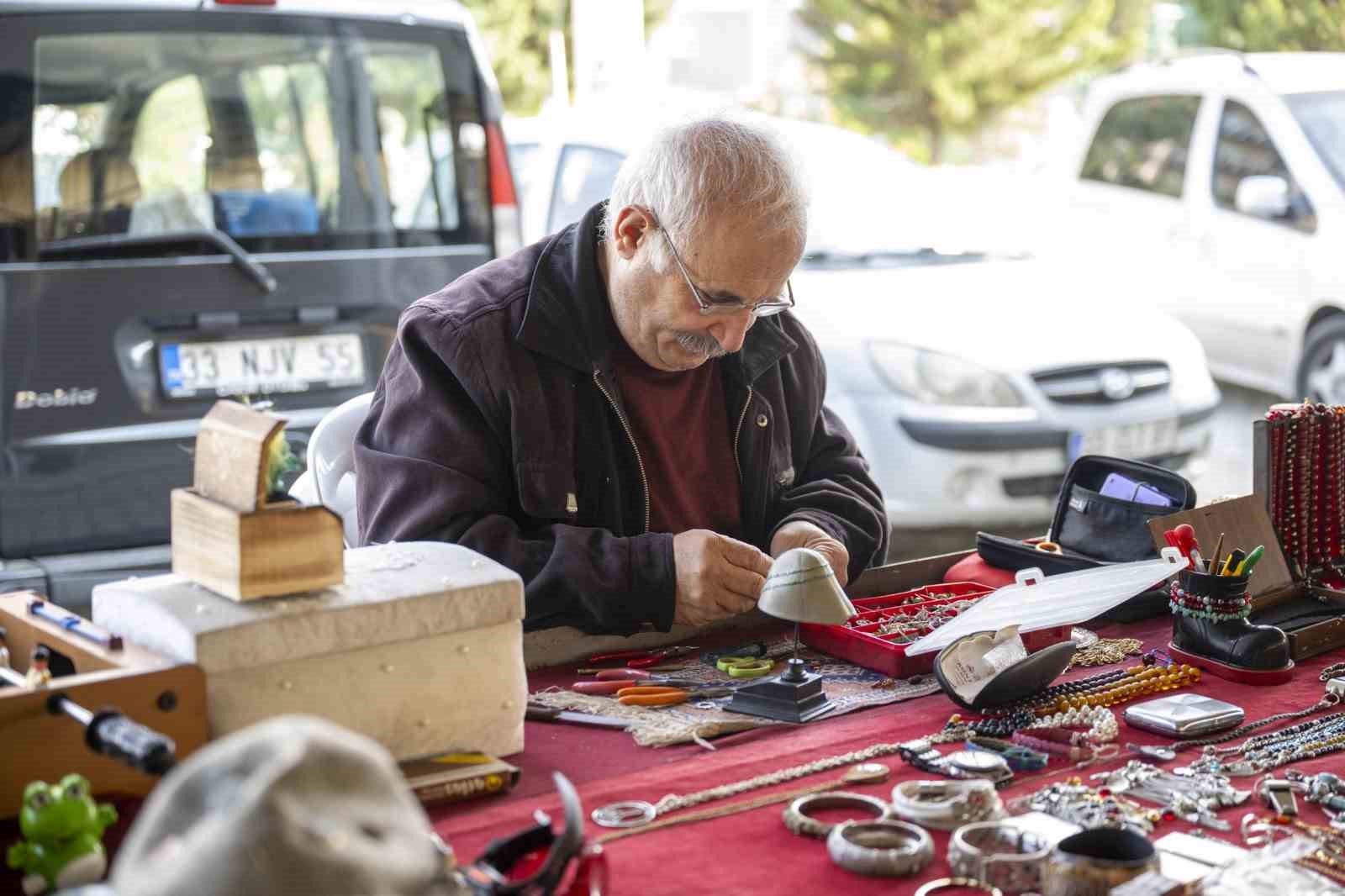 Antika pazarı, Mersin’de nostalji tutkunlarını buluşturuyor
Antika pazarı, Mersin’de nostalji tutkunlarını buluşturuyor