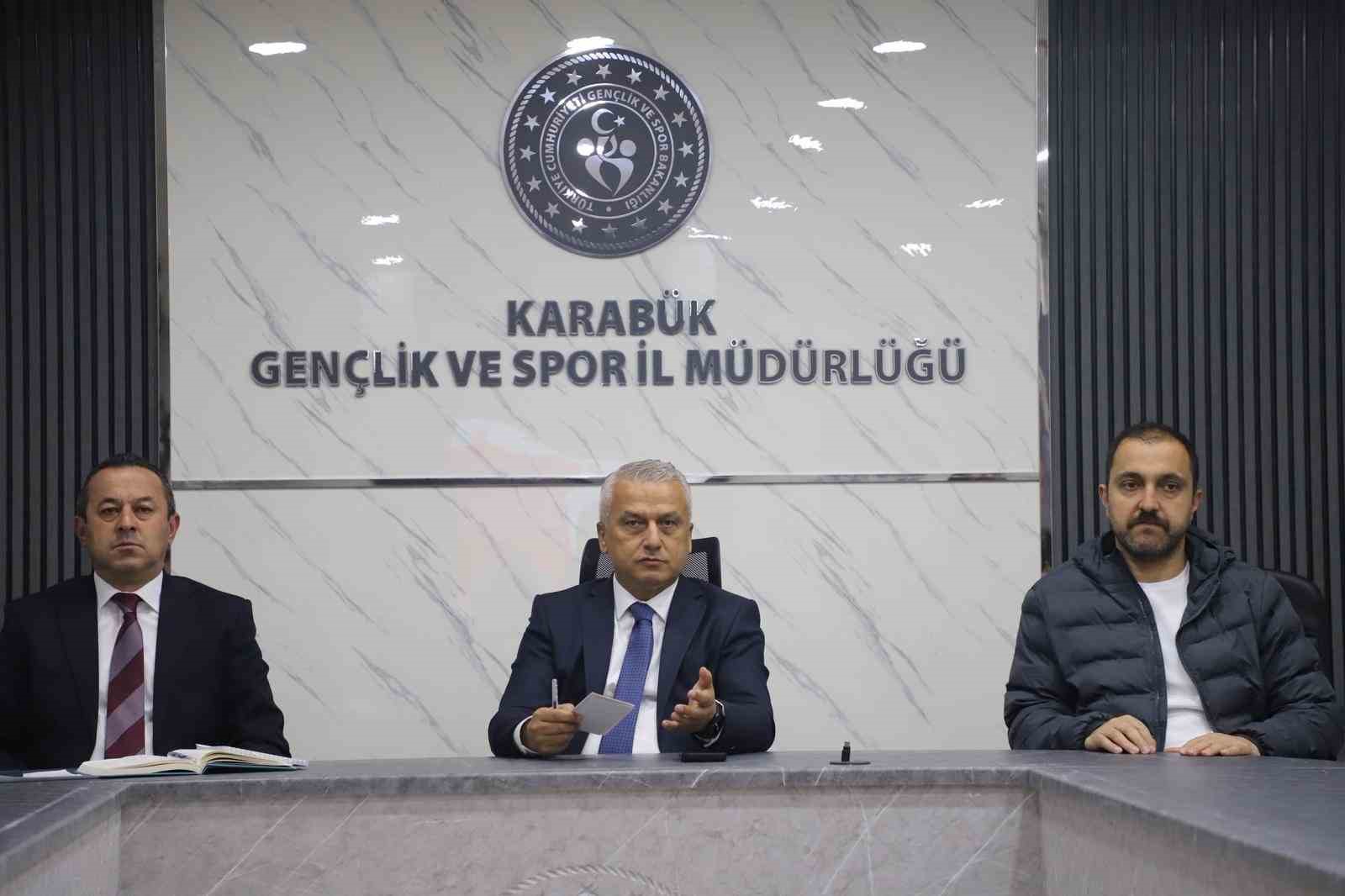 Antrenörlerle değerlendirme toplantısı düzenlendi
