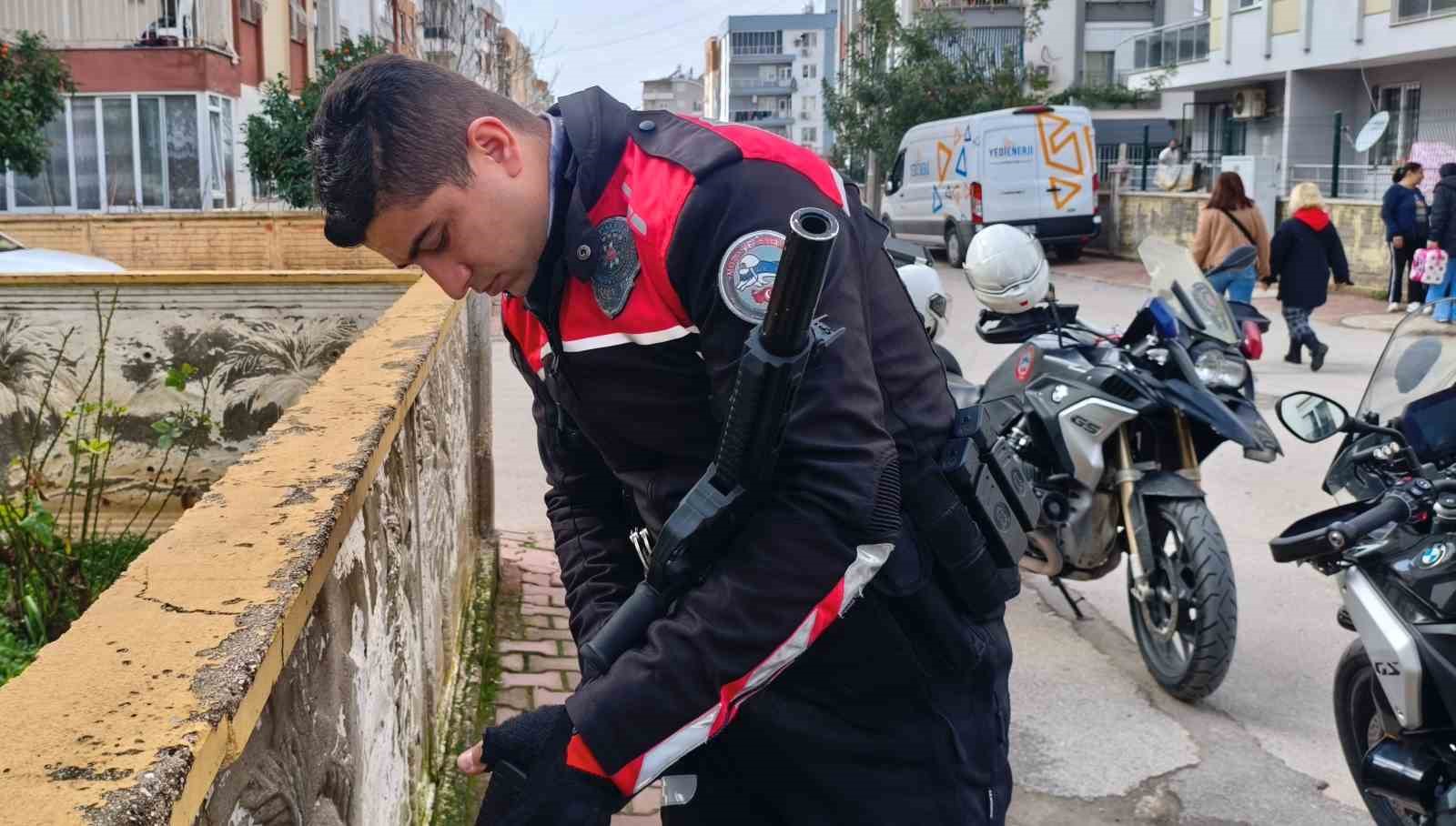 Apartman bahçesine sakladığı pompalı tüfek polisi alarma geçirdi
