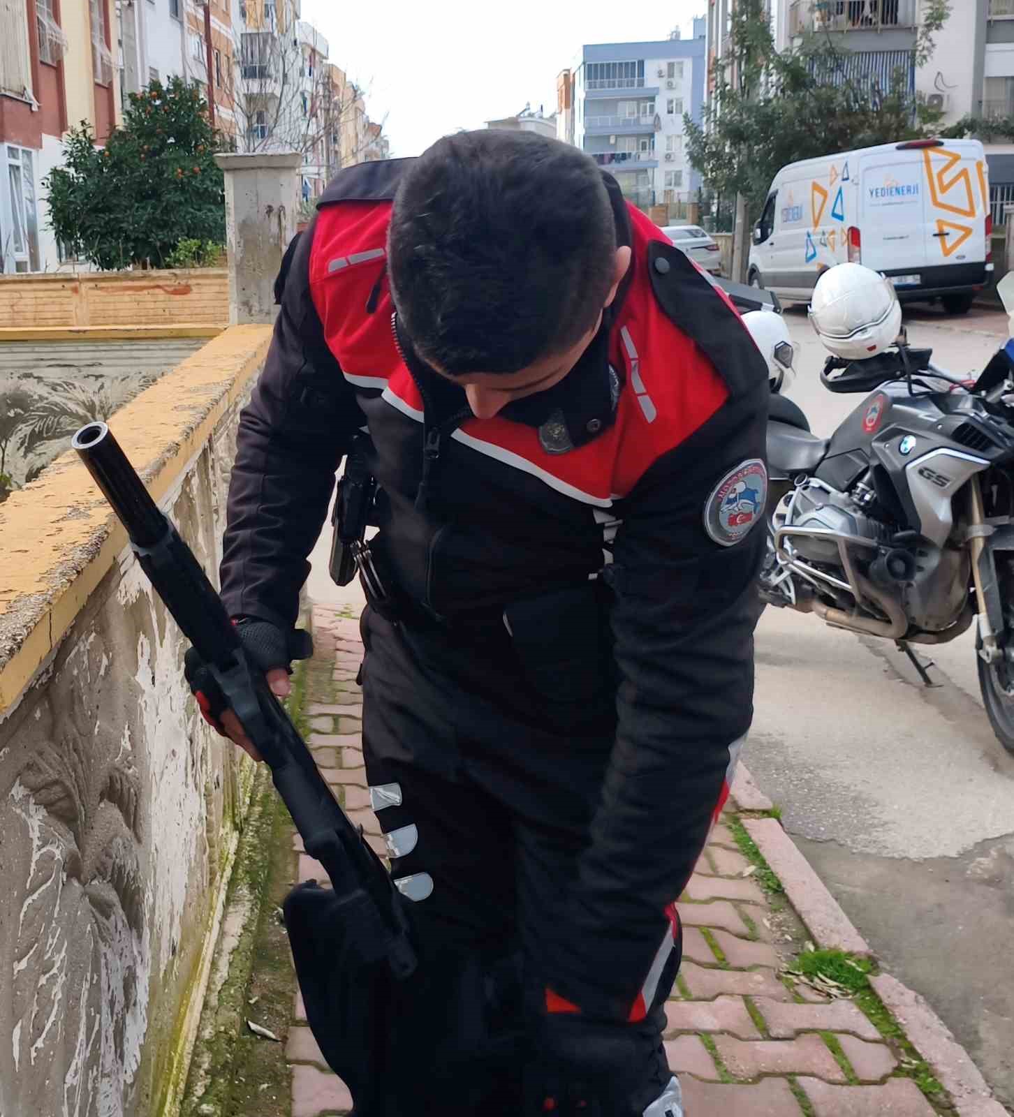 Apartman bahçesine sakladığı pompalı tüfek polisi alarma geçirdi
