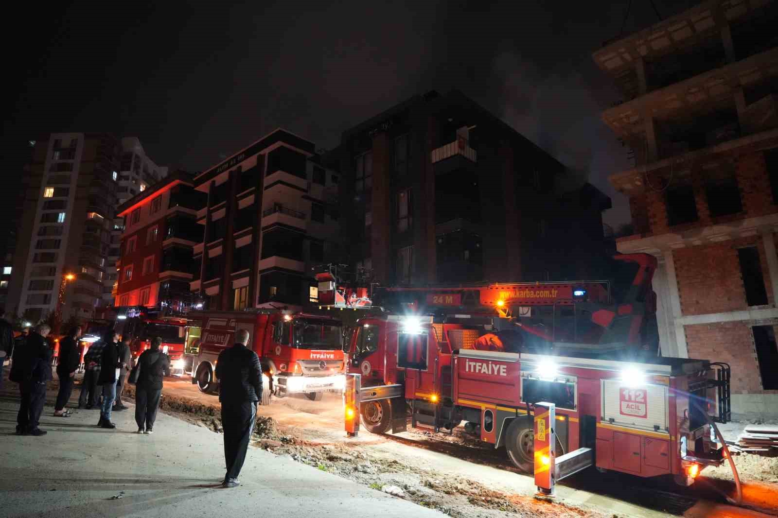 Apartman dairesi alevlere teslim oldu, bina sakinleri kendini dışarı attı
